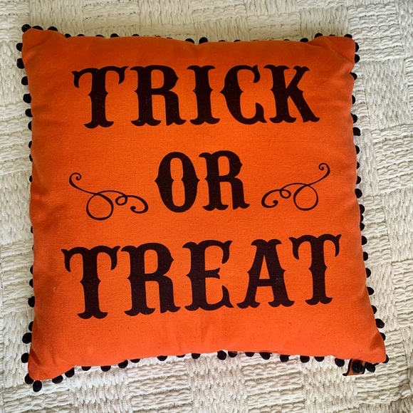 5 PIECE HALLOWEEN BUNDLE INCLUDES COLLECTORS ITEM - Picture 5 of 14